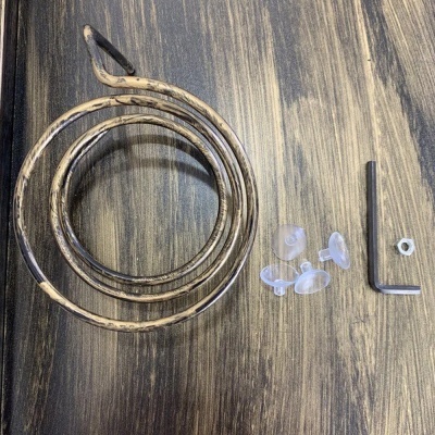 Suporte em metal com padrão tipo madeira, ventosas plásticas, chave hexagonal e porca sobre mesa de madeira