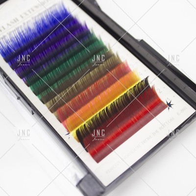 Conjunto de pestanas postiços coloridos em caixa preta