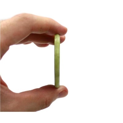 Mão segurando uma moeda fina verde