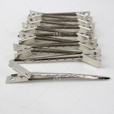 Molas de cabelo metálicas prateadas alinhadas em fundo branco