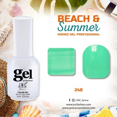 Frasco branco de verniz gel profissional com amostras de cor verde água em fundo de praia com conchas