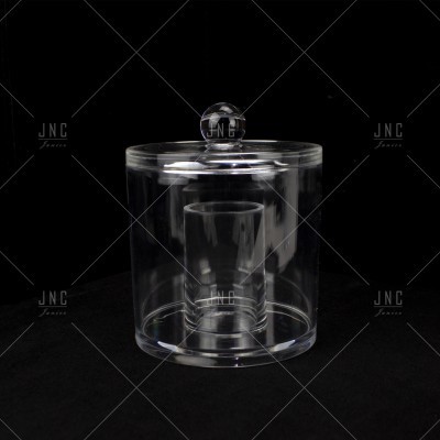 Recipiente cilíndrico transparente com tampa e copo de shot no interior