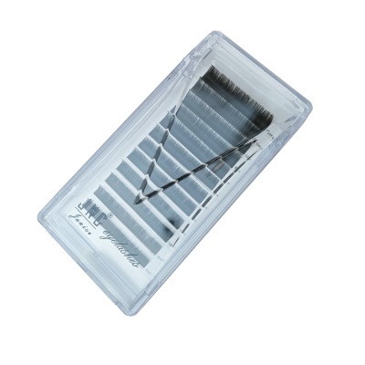 Conjunto de pestanas artificiais com pinça numa caixa plástica transparente