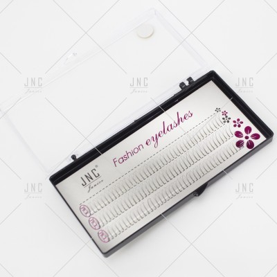 Estojo preto com pestanas artificiais brancas e tampa transparente