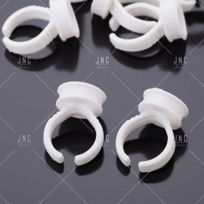 Anéis plásticos brancos para suportes pequenos sobre fundo preto