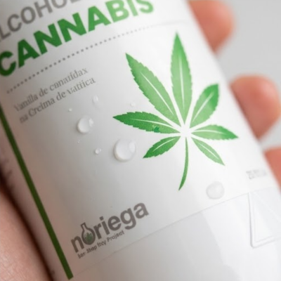 Frasco branco de produto com rótulo de cannabis e texto destacado