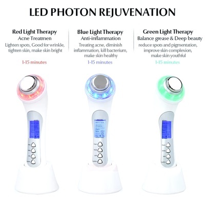 Três dispositivos LED para terapia com luz vermelha, azul e verde, cada um em suporte branco