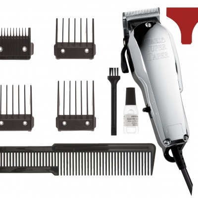 Conjunto de máquina de cortar cabelo com acessórios sobre fundo branco