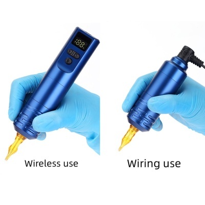 Máquinas de tatuagem portáteis azuis usadas com e sem fios