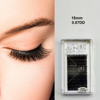 Olho com pestanas postiços e embalagem de extensões de pestanas pretas