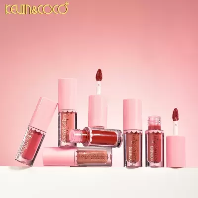 Glosses labiais KEVIN&COCO em diferentes cores com tampas rosas
