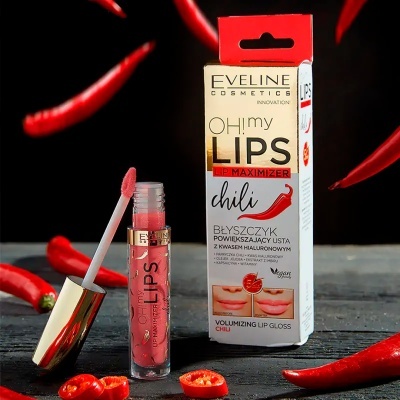 Brilho labial Eveline Oh! My Lips Maxmizer chili com embalagem branca e vermelho e tubos transparentes, rodeado por pimentas vermelhas frescas.