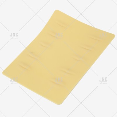 Tapete rectangular bege claro com textura lisa ligeiramente ondulada