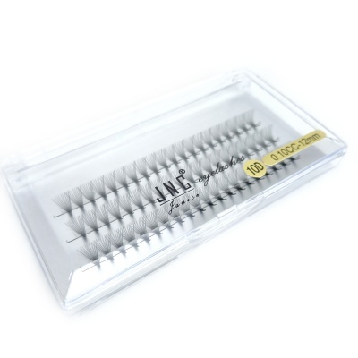 Conjunto de pestanas de volume pretas em leques numa embalagem transparente