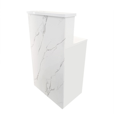 Balcão de receção branco com padrão de mármore cinzento