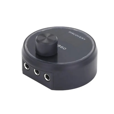 Dispositivo eletrônico preto redondo com botão giratório e três entradas jack.