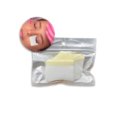 Peça esponjosa para aplicação facial em embalagem plástico transparente e mulher com peça no nariz