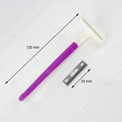 Aparelho de barbear lilás com lâmina branca e lâmina de metal separada sobre fundo branco