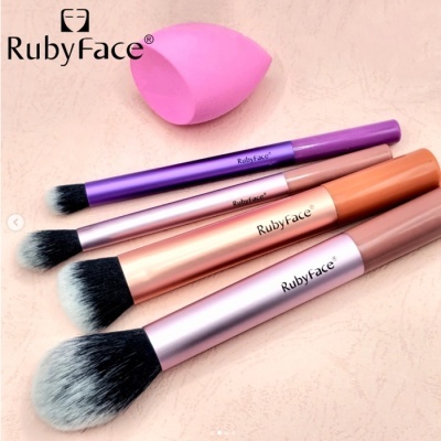 Conjunto de quatro pincéis de maquilhagem RubyFace e uma esponja de maquilhagem rosa