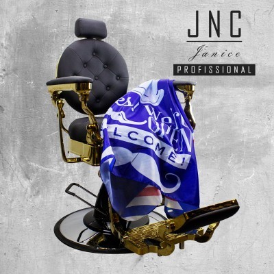 Cadeira de barbeiro preta com detalhes dourados e pano colorido com texto