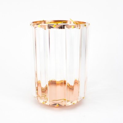 Vaso cilíndrico em vidro transparente com detalhes dourados