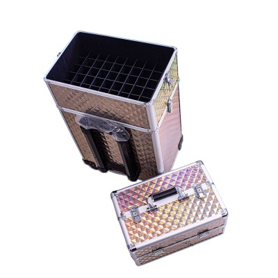 Duas malas rígidas prateadas, uma maior com separadores interiores e outra menor com fecho e pega.