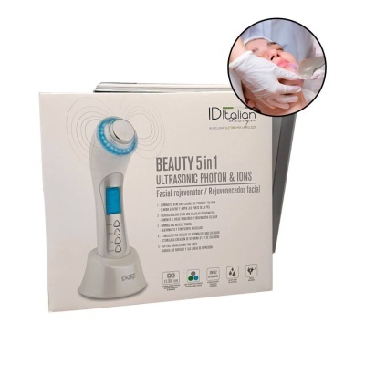 Caixa branca do dispositivo de rejuvenescimento facial ID Italian Beauty 5 in 1 com aparelho branco e visor azul e imagem de uso