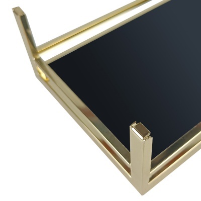 Bandeja retangular metálica dourada com base espelhada preta