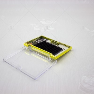 Estojo amarelo com extensões de pestanas pretas abertas