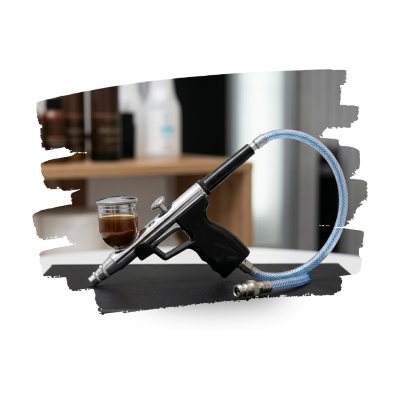 Aerógrafo preto e prateado com copo e mangueira azul