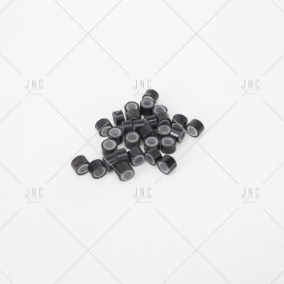 Pequenos cilindros pretos com topo cinzento num fundo branco