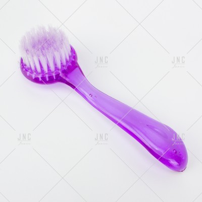 Escova facial roxa com cerdas brancas e lilases