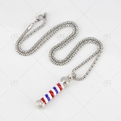 Colar com pendente em bastão vermelho, branco e azul sobre fundo branco