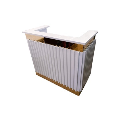 Balcão de receção branco e dourado em formato em L com ripas verticais