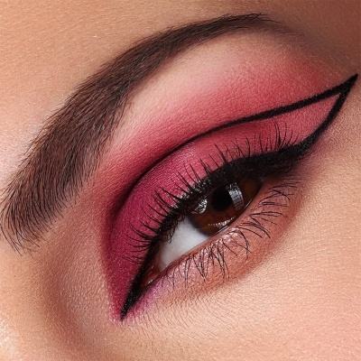 Olho com maquilhagem rosa e delineado preto gráfico