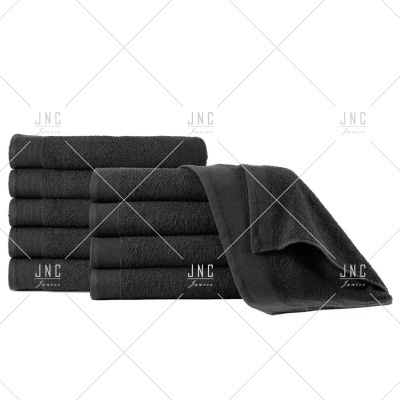 Conjunto de toalhas pretas felpudas, cinco empilhadas e uma aberta