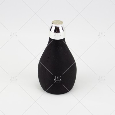 Frasco preto fosco com tampa prateada num fundo branco