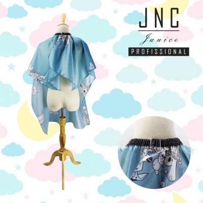 Capa azul estampada com desenhos animados usada em manequim com base de madeira