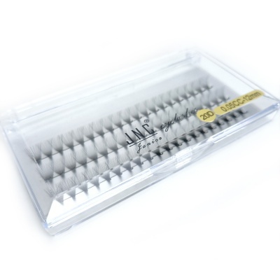 Estojo transparente de pestanas falsas tufos pretos com texto na tampa sobre fundo branco