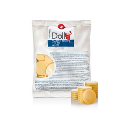 Saco branco com pastilhas amarelas e etiqueta azul com texto Doll