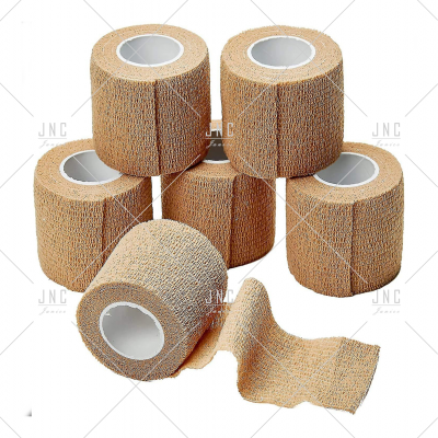 Rolos de fita adesiva elástica bege com textura rugosa sobre fundo branco