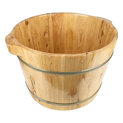 Balde de madeira cilíndrico com aros metálicos reforçadores.