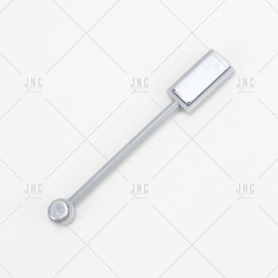 Objeto metálico prateado com duas extremidades ligadas por haste em fundo branco