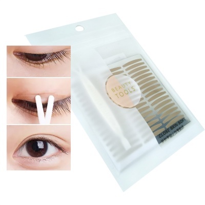 Ferramentas de beleza para pestanas em embalagem plástica com palitos e tiras adesivas.