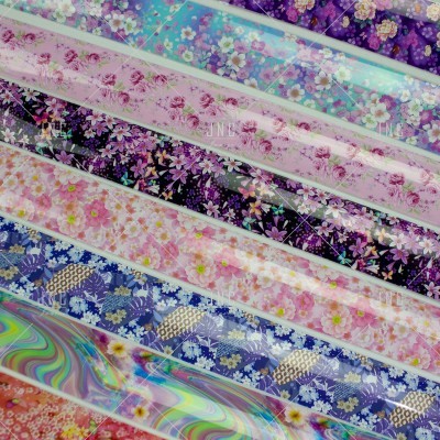 Múltiplos rolos de papel de embrulho com padrões florais coloridos