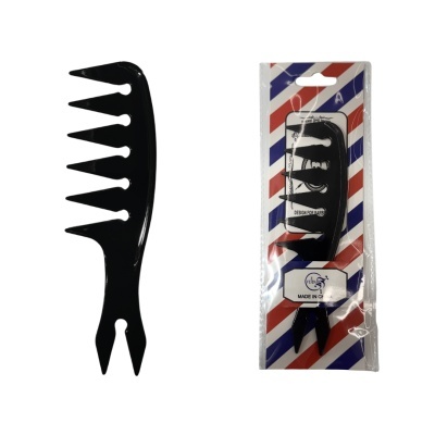 Pente preto de plástico com dentes largos e embalagem com riscas vermelhas azuis e brancas.