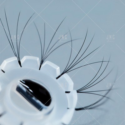 Dispositivo branco com fios pretos finos em fundo azul claro