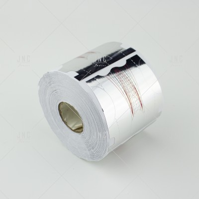 Rolo de etiquetas adesivas prateadas brilhantes em fundo branco