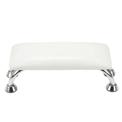 Banco baixo branco com pernas cromadas