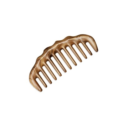 Pente de madeira castanha com dentes largos e curvas na parte superior